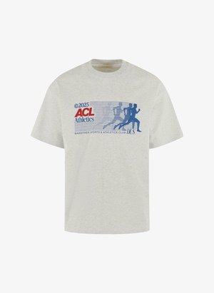 Helehall hall oli t-särk heledast hallist puuvillast, lühikeste varrukatega, millel on sinine tekst ja jooksjate siluetid. Kujunduses on "2025 ACL Athletics" logo.
