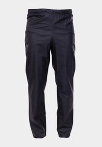 Zwarte waterdichte broek met een elastische tailleband, taps toelopende pijpen en een klein logo aan de linkerkant, gemaakt van een glad, lichtgewicht materiaal.