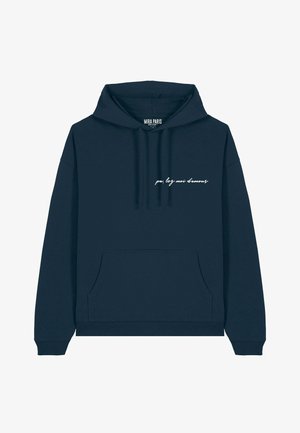 Felpa blu navy realizzata in morbido misto cotone, con tasca frontale e testo bianco in corsivo sul petto. Vestibilità classica con polsini a coste.