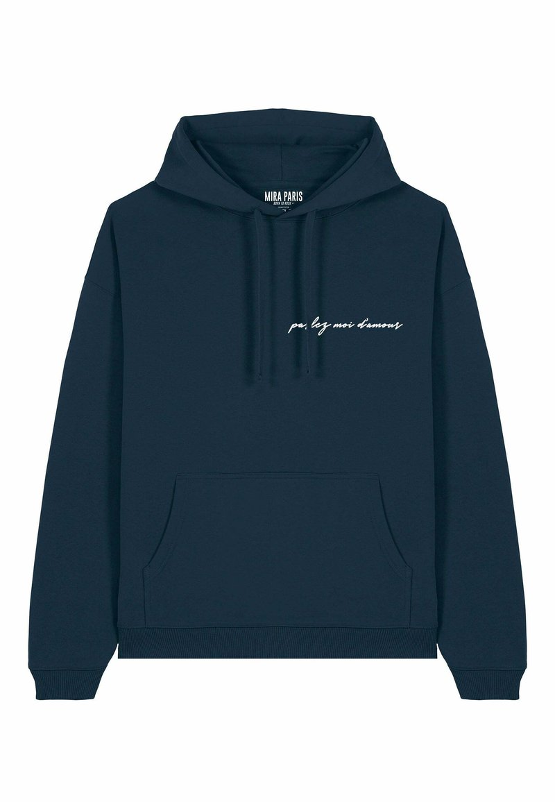 Felpa blu navy realizzata in morbido misto cotone, con tasca frontale e testo bianco in corsivo sul petto. Vestibilità classica con polsini a coste.