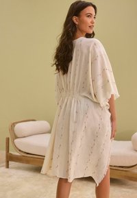 Next REGULAR FIT - Ranta-asusteet - natural