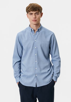 Lichtblauw button-down shirt met lange mouwen, een kraag en knopen aan de voorkant; gemaakt van een gestructureerde stof, met een ontspannen ontwerp.