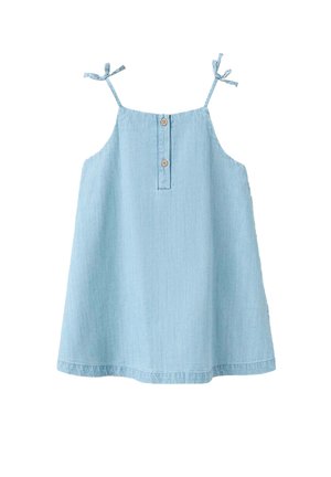 Robe en jean bleu clair sans manches avec fines bretelles à nouer et deux boutons en bois sur la patte de boutonnage avant, ourlet évasé, longueur genou.