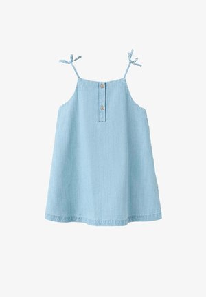 Robe en jean bleu clair sans manches avec fines bretelles à nouer et deux boutons en bois sur la patte de boutonnage avant, ourlet évasé, longueur genou.