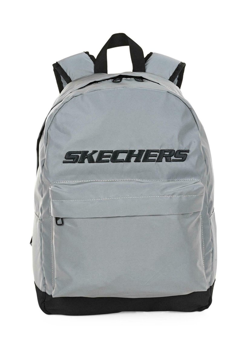 Mochila de tela gris con un gran bolsillo frontal, base negra y un destacado logotipo "SKECHERS" en negro. Correas de hombro acolchadas y asa superior.