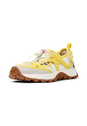 Sneaker con design giallo e bianco, materiali in pelle scamosciata e mesh, suola in gomma con presa testurizzata e sistema di allacciatura elastica.