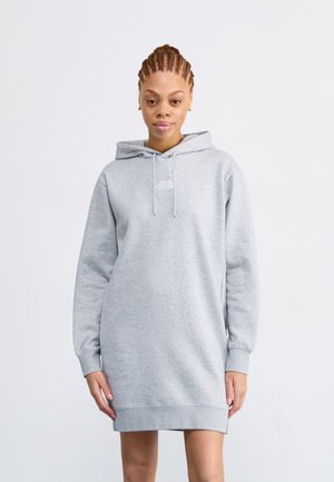 Grå sweatshirtklänning i mjukt material, med huva, långa ärmar och en liten logotyp på bröstet. Knälång passform med ribbade ärmslut.