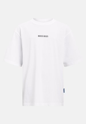 Biele krátke tričko s krátkym rukávom s nápisom "HOUSE RULES" vytlačeným malým čiernym písmom v strede na hrudi, so zaobleným výstrihom.