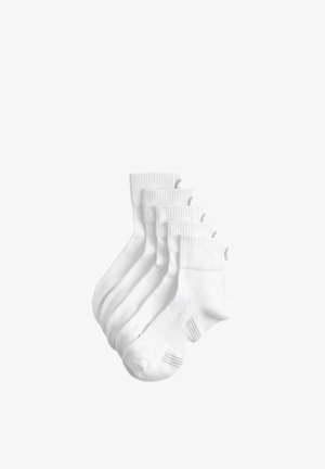 Vijf paar witte sokken met geribbelde boorden en grijze streepaccenten, stapelgewijs op een witte achtergrond gelegd.