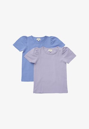 Dwie krótkie koszulki z krótkim rękawem w kolorach jasnoniebieskim i lawendowym, z marszczonymi rękawami i okrągłym dekoltem, wykonane z miękkiej bawełnianej tkaniny.