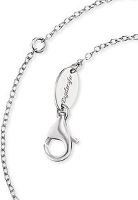 Collana in argento con chiusura a granchio e un tag ovale, caratterizzata da un logo inciso. Texture liscia e finitura lucida.