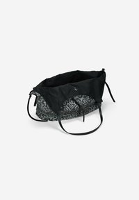 Bolsa tote de estampado de leopardo en negro y gris, con correas de cuero, cierre a presión y un exterior de tela suave. El interior cuenta con múltiples bolsillos.