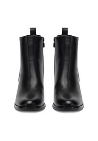 Botas de tobillo de cuero negro con una textura suave, con punta redondeada y cierre de cremallera lateral. Incluyen tiradores para facilitar su puesta.