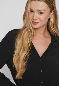 VILA V AUSSCHNITT - Blusa - black