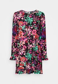 Vestido floral con brillantes flores rosas, rojas y verdes sobre un fondo negro. Mangas largas, cintura ajustada y puños acampanados. Tejido suave.