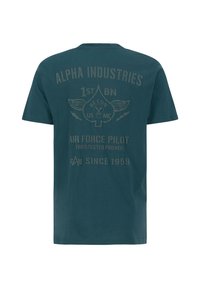 Tmavě zelené bavlněné tričko s velkým tištěným grafickým motivem na zádech, včetně textu, křídel a designu lopatky. Casual krátké rukávy.