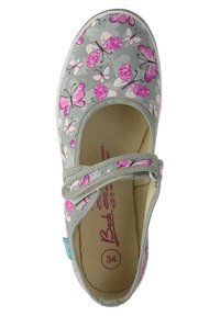 Grauer Stoffschuh mit einem Riemen, der ein Schmetterlingsmuster in Rosa, Weiß und Schwarz aufweist. Runde Zehenform und flexible Sohle, Größe 34.
