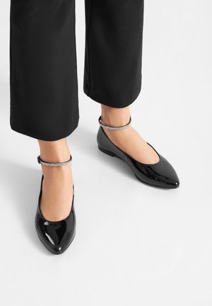 FLATS - Baleríny s páskem - black