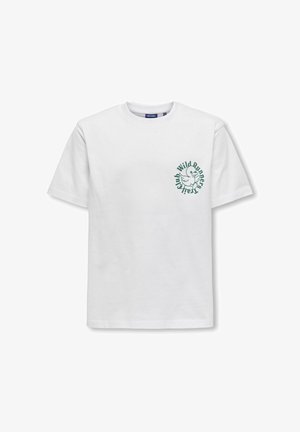 Hvid T-shirt med korte ærmer med en lille grøn andegrafik og ordene "Wild Runners Trail Club" på venstre bryst.