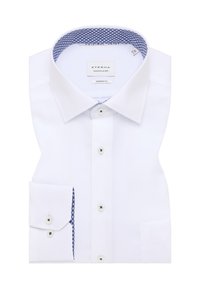 Weißes Hemd mit modernem Schnitt, das einen blauen gemusterten Innenkragen und Taschenverzierungen sowie silberne Knöpfe aufweist.