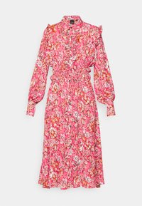 Robe midi rose à manches longues avec imprimé floral orange et blanc, boutonnée sur le devant, col volanté et taille cintrée.