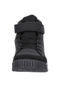 Baskets montantes noires avec un dessus en cuir lisse et en daim, semelle en caoutchouc, et une sangle ajustable sur le devant avec un marquage en zigzag.