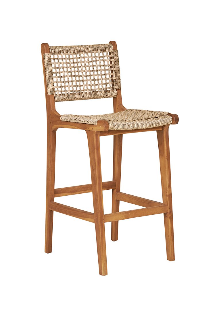 Tabouret de bar en bois avec une finition naturelle, assise et dossier en rotin tissé, pieds carrés et un design minimaliste.