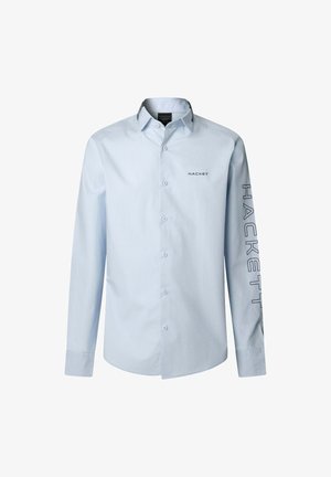 Camicia azzurro chiaro a maniche lunghe con colletto puntato, logo "HACKETT" sul petto e lungo la manica destra, realizzata in tessuto liscio.