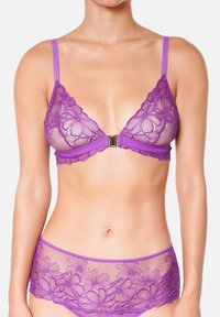 Bralette en dentelle violette avec broderie florale, bretelles réglables et fermeture à l'avant. Culotte en dentelle transparente assortie avec détails floraux.