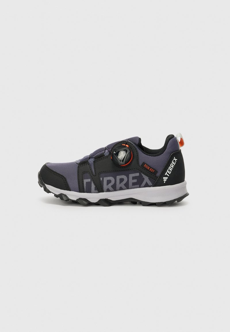 Lila und schwarze Sportschuhe mit einer strukturierten Oberseite, Boa-Schnürsystem und auffälliger "TERREX"-Markierung an der Seite und Ferse.