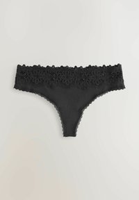 Zwart geribbeld thong met een kanten tailleband met bloemmotieven, afgewerkt met golvende randen en een gladde textuur.