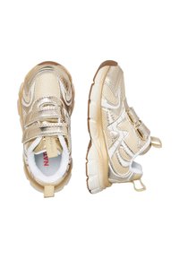 Złote sneakersy o błyszczącym, metalicznym wykończeniu, z podwójnymi paskami na rzep, teksturowaną cholewką oraz białą podeszwą z gumową podeszwą.