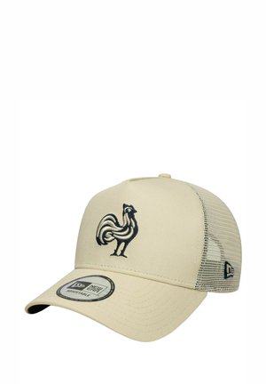 Beige Baseballkappe mit einem schwarzen gestickten Hahn-Logo, strukturiertem Mesh-Rücken und flachem Schirm. Mit einem verstellbaren Riemen für die Größenanpassung.