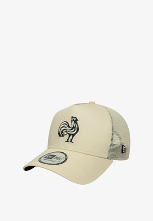 Beige Baseballkappe mit einem schwarzen gestickten Hahn-Logo, strukturiertem Mesh-Rücken und flachem Schirm. Mit einem verstellbaren Riemen für die Größenanpassung.
