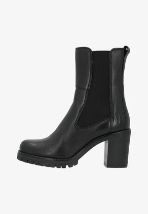 Botín negro de tobillo hecho de cuero texturizado con paneles laterales elásticos, un tacón ancho y una suela de goma resistente. Cuenta con un detalle de logo en el lateral.