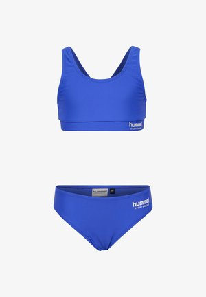 Blåt sportsbikini sæt lavet af glat stof. Toppen har en bred kant og sporty snit; bunden har en matchende farve og simpelt design med logo-detalje.