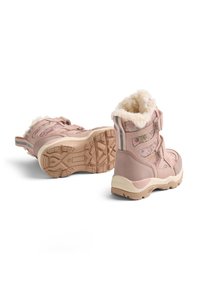 Rózsaszín vízálló csizma műszőrmével bélelve, tépőzáras pántokkal, texturált gumitalppal és színes mintás díszítéssel a felső részen.