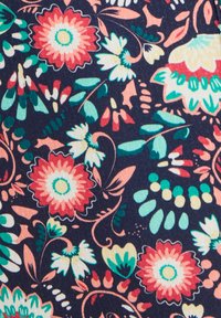 Tessuto floreale con uno sfondo blu scuro e fiori multicolori in rosso, rosa, verde acqua e verde. Include accentuazioni di foglie e spirali.