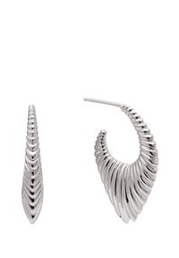 Silberohrringe mit einem verdrehten Muschel-Design. Ein Ohringe ist elongated und spitz, während das andere eine runde, gebogene Form hat.