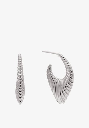 Silberohrringe mit einem verdrehten Muschel-Design. Ein Ohringe ist elongated und spitz, während das andere eine runde, gebogene Form hat.