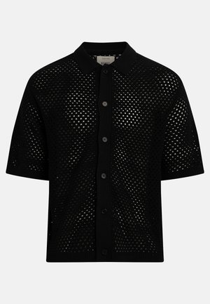 Must värviline lühikeste varrukatega särk, millel on krae ja mis on valmistatud võrgumustriga, kus kogu kangas on kaetud väikeste ühtlaselt paiknevate aukudega.