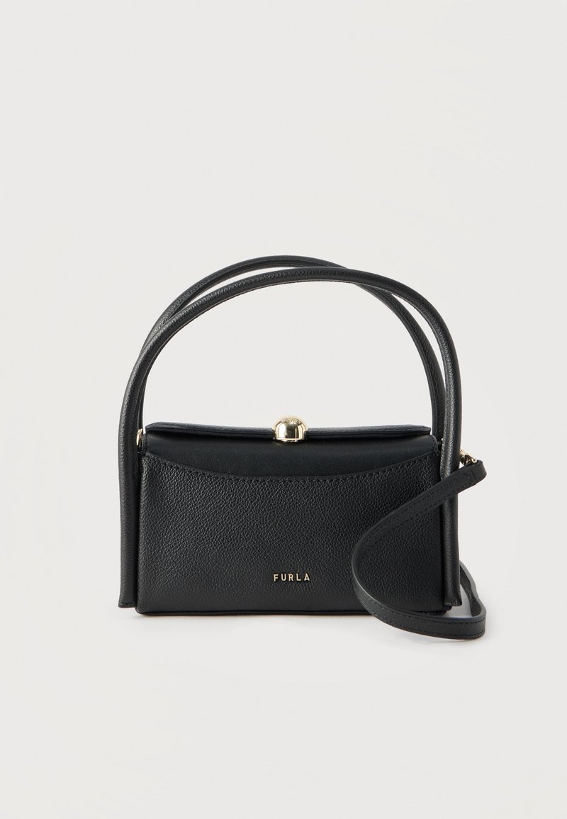 Μαύρη δερμάτινη τσάντα Furla με χρυσή αγκράφα, δύο λαβές και μακρύ λουρί πάνω σε λευκό φόντο.
