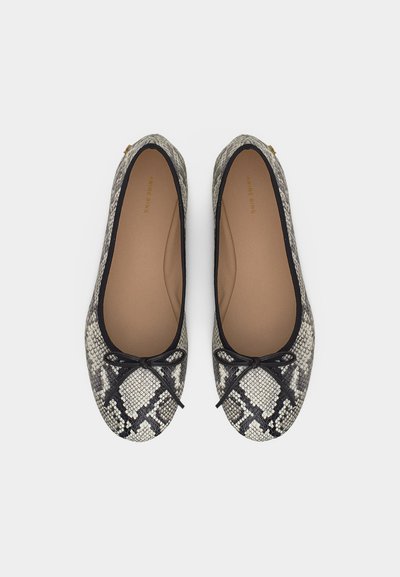 Par plosnih baletanki za žene s crno-sivim uzorkom zmijske kože i malom crnom mašnom na svakom prstu.