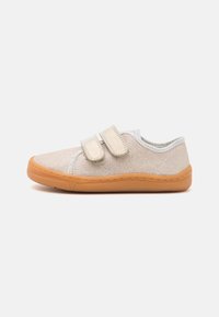 Scarpe in tessuto beige con una tomaia a trama, due cinturini in velcro e suola in gomma di colore marrone chiaro. Design a punta arrotondata con cuciture a contrasto.