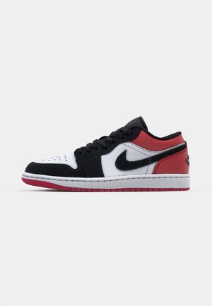 Jordan AIR JORDAN 1 LOW SE - Sportcipő - white/black/varsity red