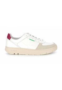 Baskets blanches avec une tige en cuir lisse, un embout beige, un accent vert sur le côté et un talon bordeaux. Semelle en caoutchouc épaisse.