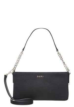 Sort DKNY rektangulær håndtaske med guldkæde og læderrem, tekstureret overflade og gyldent logo på forsiden i midten.