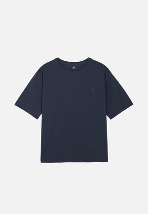 Donker marineblauw T-shirt met korte mouwen en een ronde hals met een klein subtiel logo op de linkerborst.