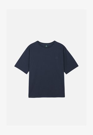 Donker marineblauw T-shirt met korte mouwen en een ronde hals met een klein subtiel logo op de linkerborst.