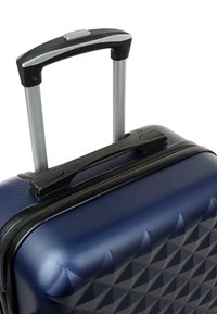 Maletín rígido azul con un diseño de patrón de diamante, cierre metálico y un asa plateada retráctil. Superficie texturizada para un buen agarre.